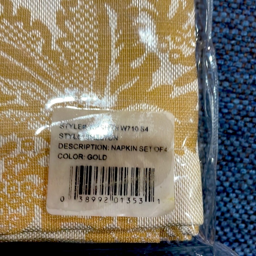 Brand new Waterford Shelton napkins in original packaging. Set of 4 - Picture 2 of 3